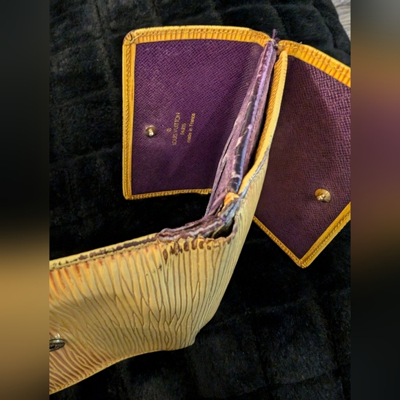 LV EPI DOUBLE SNAP WALLET - Picture 11 of 13